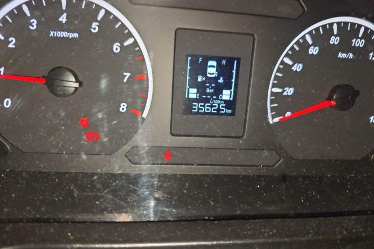 Used FORTHING Lingzhi 2020 M5 1.6L Practical Model Odometer Close Up