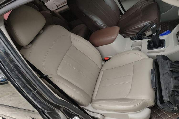 Used FORTHING Lingzhi 2020 M5L 1.6L Luxury 7-Seater Right Front Seat