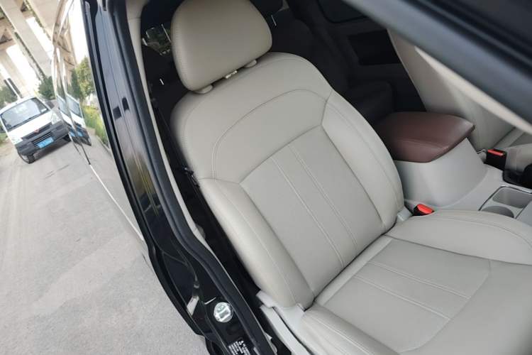 Used FORTHING Lingzhi 2020 M5L 1.6L Luxury 7-Seater Right Front Seat