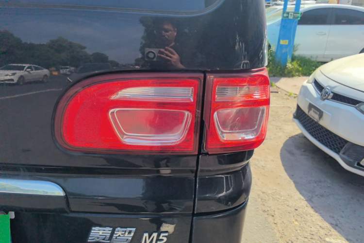 Used FORTHING Lingzhi 2020 M5L 1.6L Luxury 7-Seater Right Rear Taillight