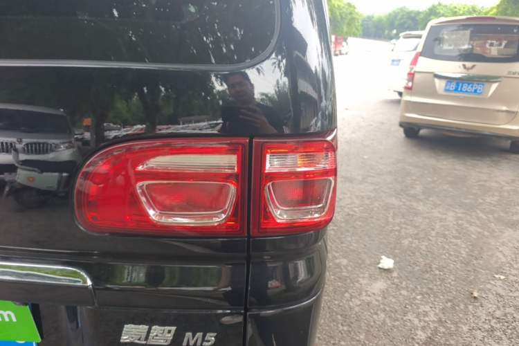 Used FORTHING Lingzhi 2020 M5L 1.6L Luxury 7-Seater Right Rear Taillight