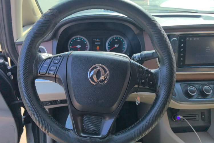 Used FORTHING Lingzhi 2020 M5L 1.6L Luxury 7-Seater Steering Wheel