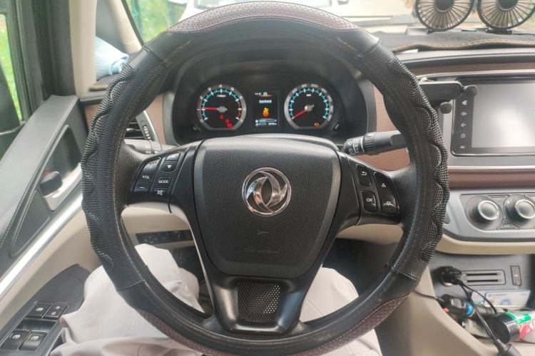 Used FORTHING Lingzhi 2020 M5L 1.6L Luxury 7-Seater Steering Wheel