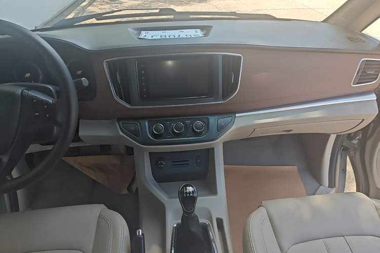 Used FORTHING Lingzhi 2020 M5L 1.6L Luxury 7-Seater Audio And AC Panel
