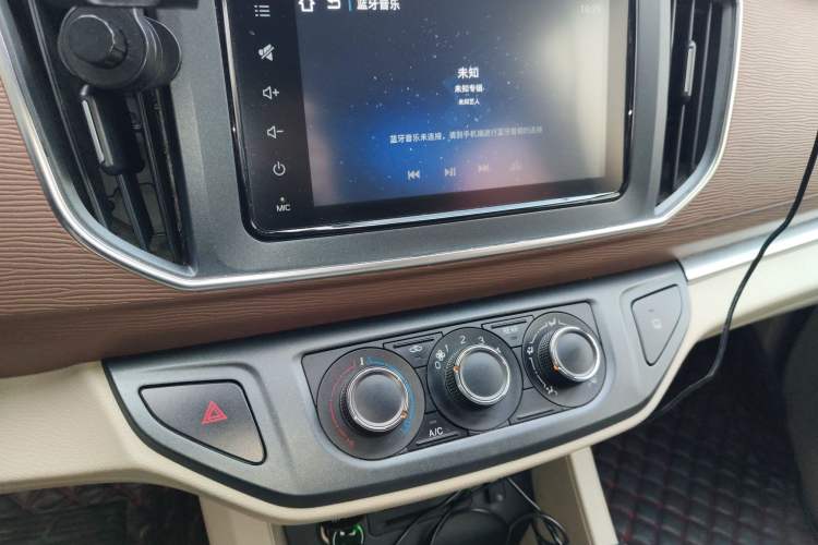 Used FORTHING Lingzhi 2020 M5L 1.6L Luxury 7-Seater Audio And AC Panel