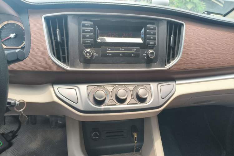 Used FORTHING Lingzhi 2020 M5L 1.6L Base Model 7 Seats Audio And AC Panel