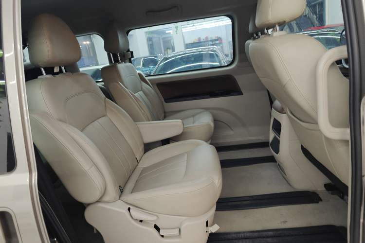 Used FORTHING Lingzhi 2020 M5L 1.6L Luxury 7-Seater Interior 1