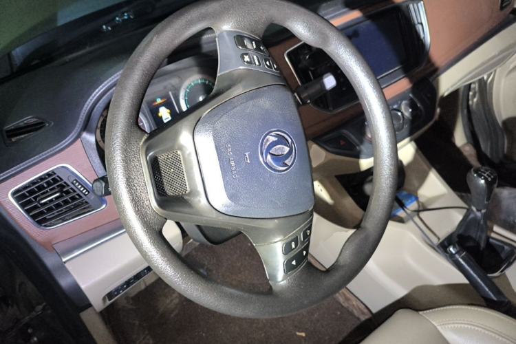 Used FORTHING Lingzhi 2020 M5L 1.6L Luxury 7-Seater Steering Wheel