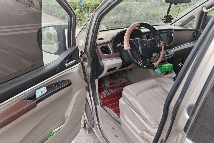 Used FORTHING Lingzhi 2020 M5L 1.6L Luxury 7-Seater Driver Seat