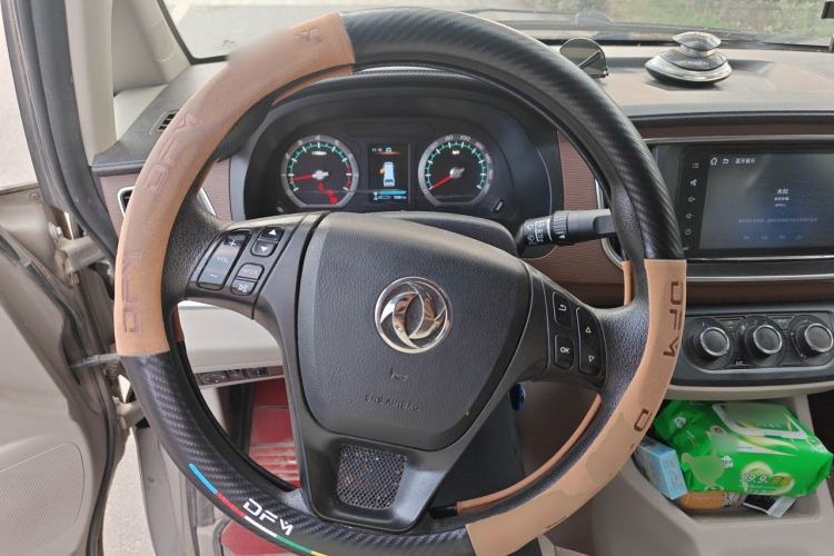 Used FORTHING Lingzhi 2020 M5L 1.6L Luxury 7-Seater Steering Wheel