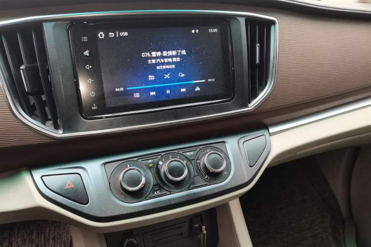 Used FORTHING Lingzhi 2020 M5L 2.0L Luxury 7-Seater Audio And AC Panel