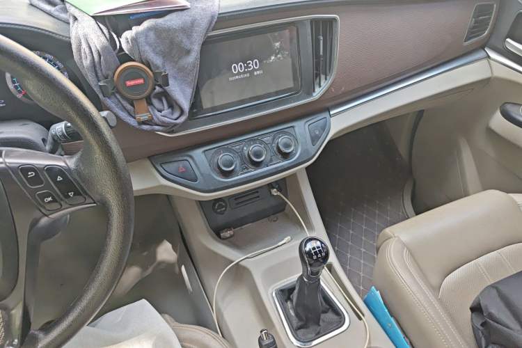 Used FORTHING Lingzhi 2020 M5L 1.6L Luxury 7-Seater Audio And AC Panel