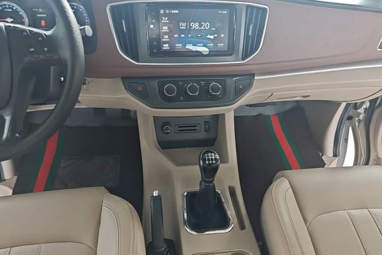 Used FORTHING Lingzhi 2020 M5 1.6L Luxury 7-Seater Audio And AC Panel