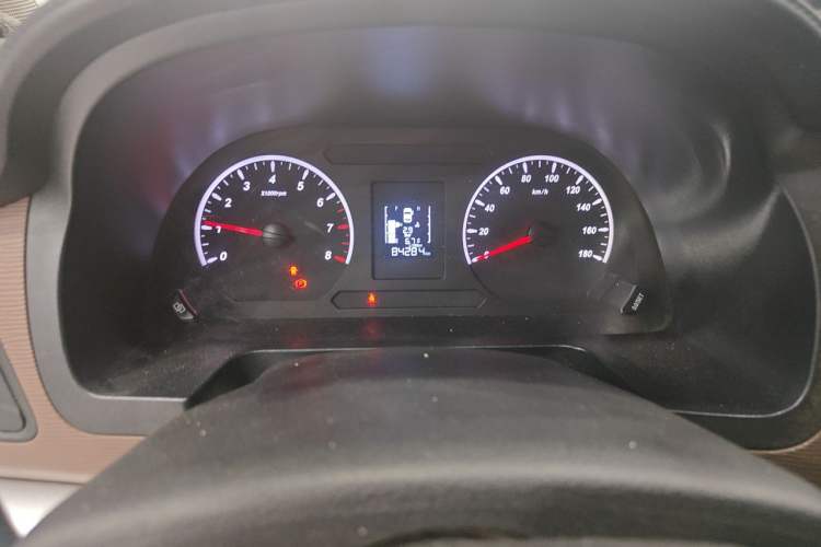 Used FORTHING Lingzhi 2020 M5 1.6L Practical Model Odometer Close Up