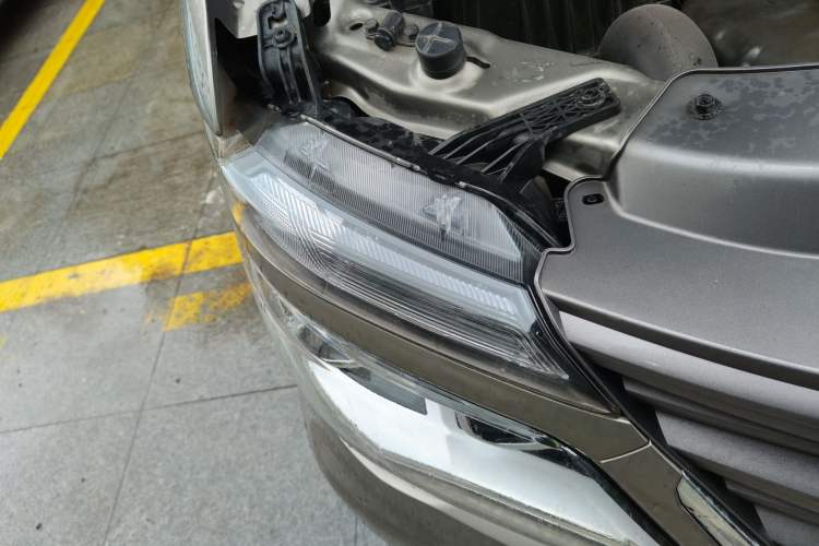 Used FORTHING Lingzhi 2020 M5L 2.0L Luxury 7-Seater Right Front Headlight