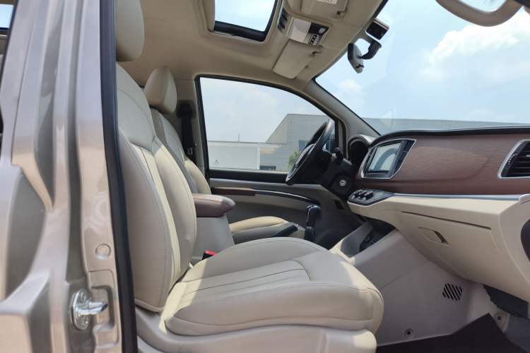 Used FORTHING Lingzhi 2020 M5 1.6L Luxury 7-Seater Right Front Seat