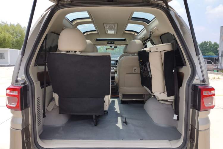 Used FORTHING Lingzhi 2020 M5 1.6L Luxury 7-Seater Trunk