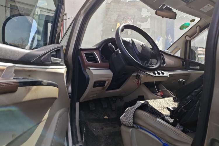 Used FORTHING Lingzhi 2020 M5L 1.6L Luxury 7-Seater Driver Seat