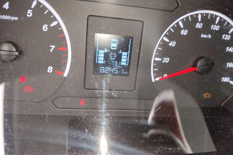 Used FORTHING Lingzhi 2020 M5 1.6L Practical Model Odometer Close Up