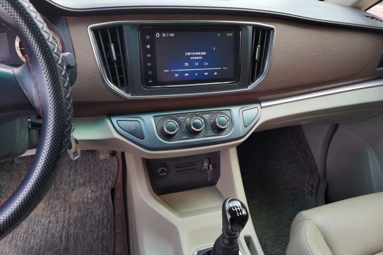 Used FORTHING Lingzhi 2020 M5L 2.0L Luxury 7-Seater Audio And AC Panel
