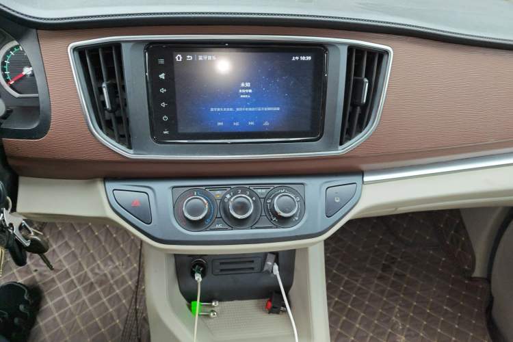 Used FORTHING Lingzhi 2020 M5L 1.6L Comfort Edition 7-Seater Audio And AC Panel