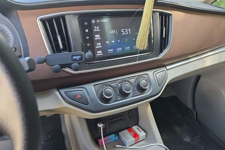 Used FORTHING Lingzhi 2020 M5 1.6L Luxury 7-Seater Audio And AC Panel