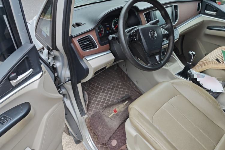 Used FORTHING Lingzhi 2020 M5L 1.6L Comfort Edition 7-Seater Driver Seat