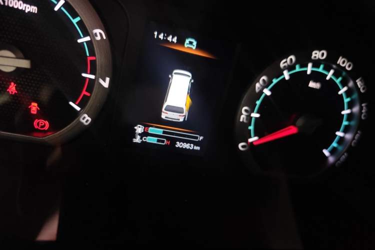 Used FORTHING Lingzhi 2020 M5L 1.6L Luxury 7-Seater Odometer Close Up
