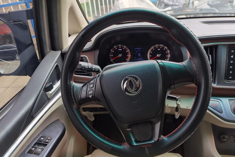 Used FORTHING Lingzhi 2020 M5L 2.0L Luxury 7-Seater Steering Wheel