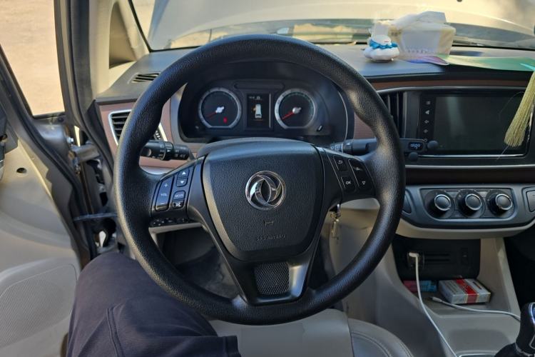 Used FORTHING Lingzhi 2020 M5 1.6L Luxury 7-Seater Steering Wheel