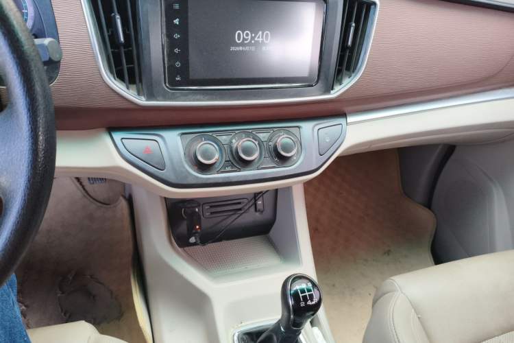 Used FORTHING Lingzhi 2020 M5L 1.6L Luxury 7-Seater Audio And AC Panel