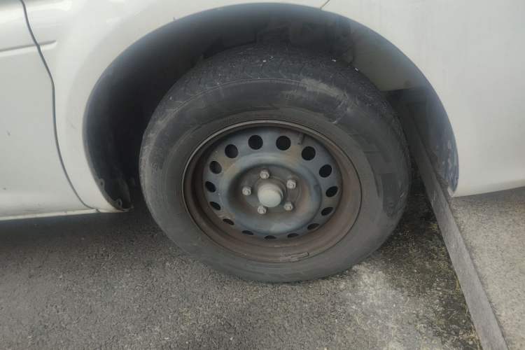 Used FORTHING Lingzhi 2020 M5L 1.6L Utility Model Right Front Wheel Hub