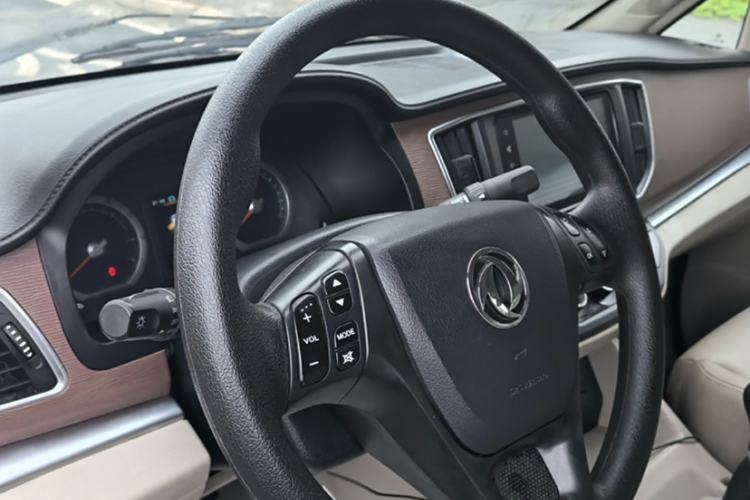 Used FORTHING Lingzhi 2020 M5L 1.6L Luxury 7-Seater Steering Wheel