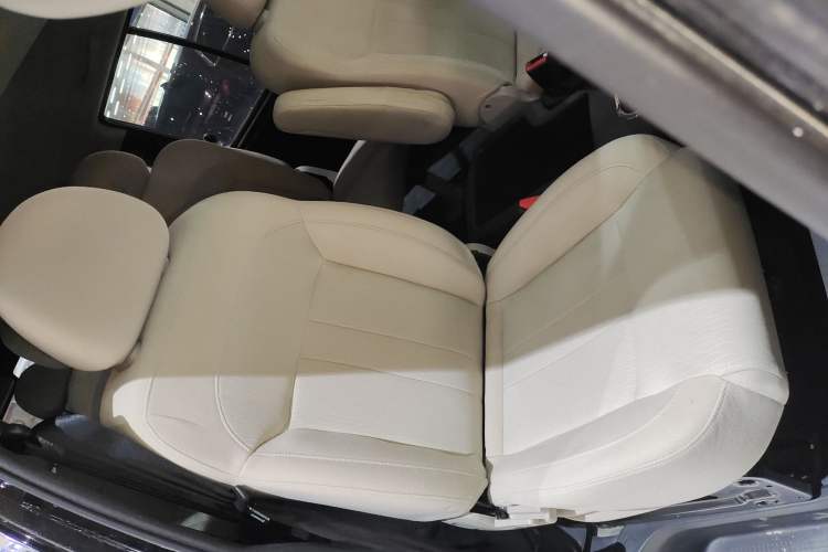 Used FORTHING Lingzhi 2021 M5L 2.0L Utility Model Right Front Seat
