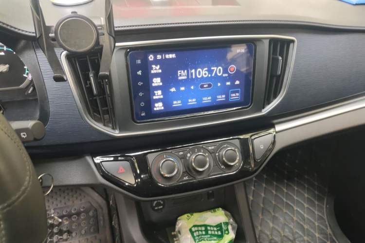 Used FORTHING Lingzhi 2022 Striving Version M5L 2.0L Luxury 7-Seater Audio And AC Panel