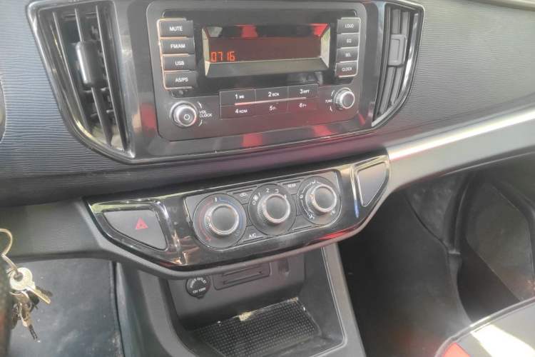 Used FORTHING Lingzhi 2022 M5L 1.6L Utility Model 7 Seats Audio And AC Panel