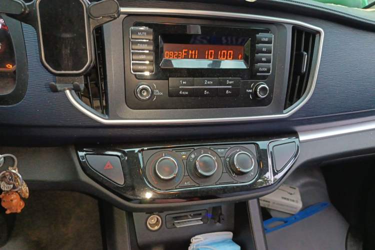 Used FORTHING Lingzhi 2022 Entry-Level M5L 2.0L Basic Version 7 Seats Audio And AC Panel