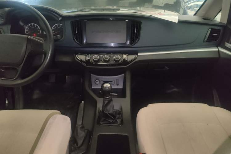 Used FORTHING Lingzhi 2022 M5 1.6L Practical Model 5 Seats Audio And AC Panel