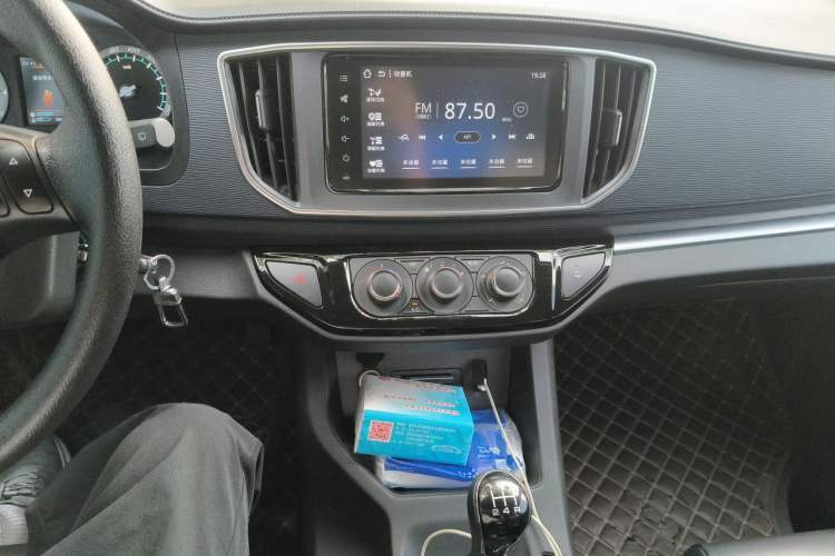 Used FORTHING Lingzhi 2022 Striving Version M5L 1.6L Luxury 7-Seater Audio And AC Panel