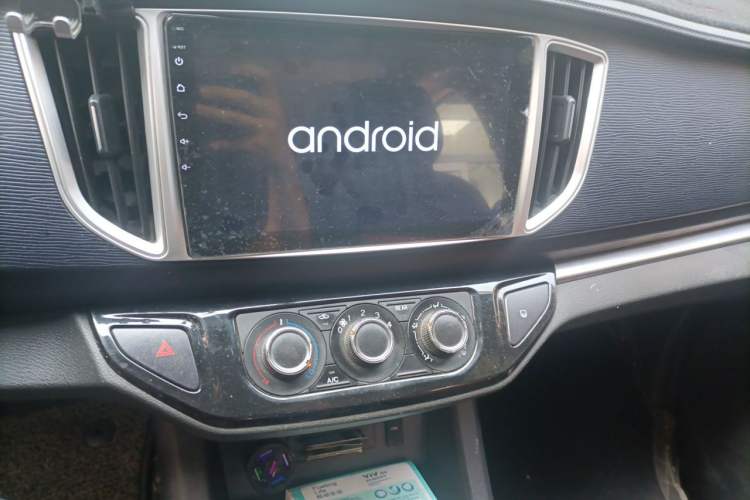 Used FORTHING Lingzhi 2022 Striving Version M5L 2.0L Luxury 7-Seater Audio And AC Panel