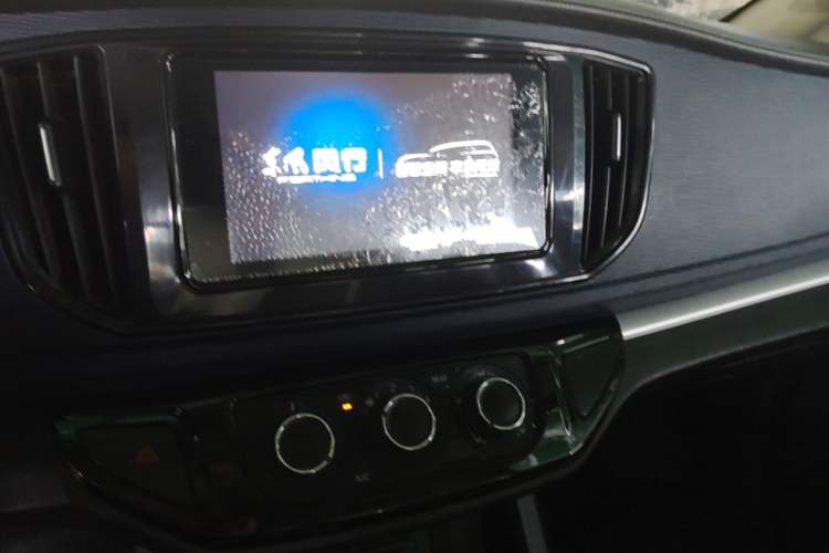 Used FORTHING Lingzhi 2022 Striving Version M5L 1.6L Base Model 7 Seats Audio And AC Panel