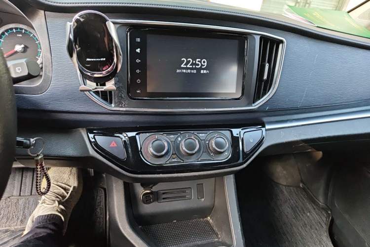 Used FORTHING Lingzhi 2022 Striving Version M5L 1.6L Luxury 7-Seater Audio And AC Panel