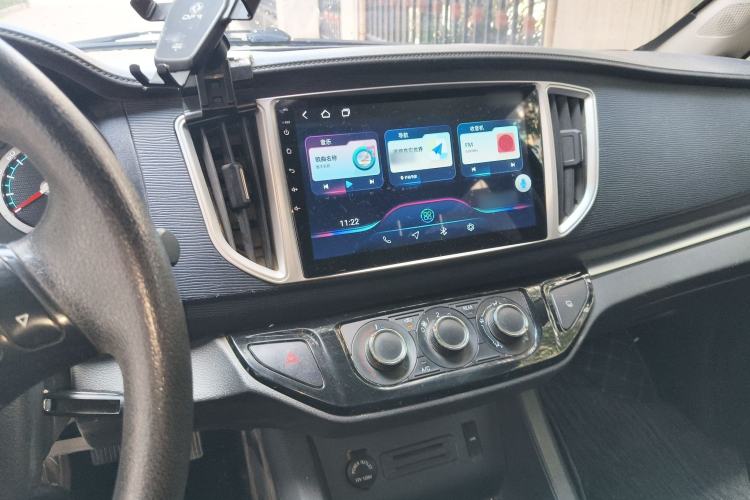 Used FORTHING Lingzhi 2022 Striving Version M5L 2.0L Luxury 7-Seater Audio And AC Panel