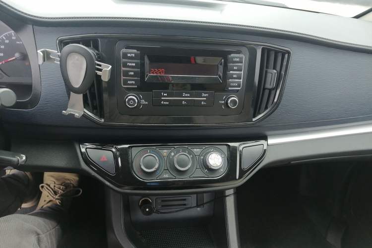 Used FORTHING Lingzhi 2022 M5 1.6L Practical 7-Seater Audio And AC Panel