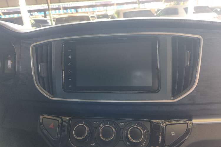 Used FORTHING Lingzhi 2022 Striving Version M5L 1.6L Luxury 7-Seater Audio And AC Panel