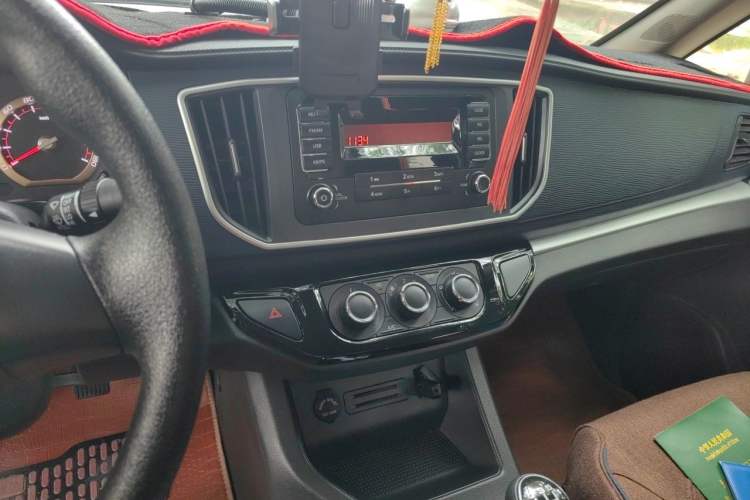 Used FORTHING Lingzhi 2022 Striving Version M5L 1.6L Base Model 9-Seater Audio And AC Panel