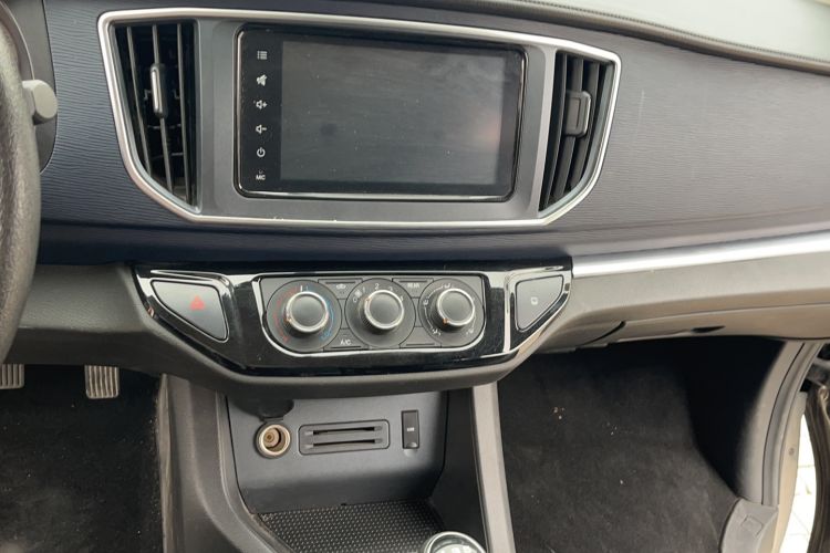 Used FORTHING Lingzhi 2022 Striving Version M5L 1.6L Luxury 7-Seater Audio And AC Panel