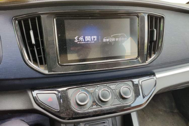 Used FORTHING Lingzhi 2022 Striving Version M5L 1.6L Base Model 7 Seats Audio And AC Panel