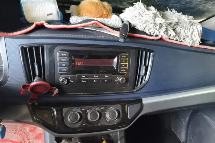Used FORTHING Lingzhi 2022 M5 1.6L Practical 7-Seater Audio And AC Panel