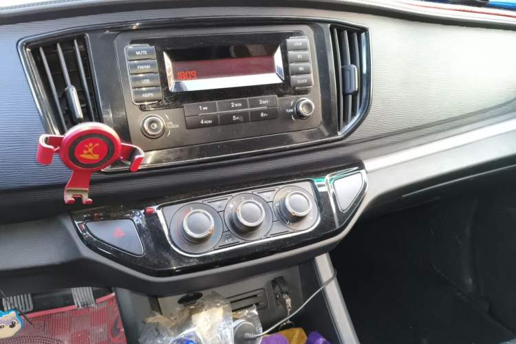 Used FORTHING Lingzhi 2022 M5 1.6L Practical 7-Seater Audio And AC Panel